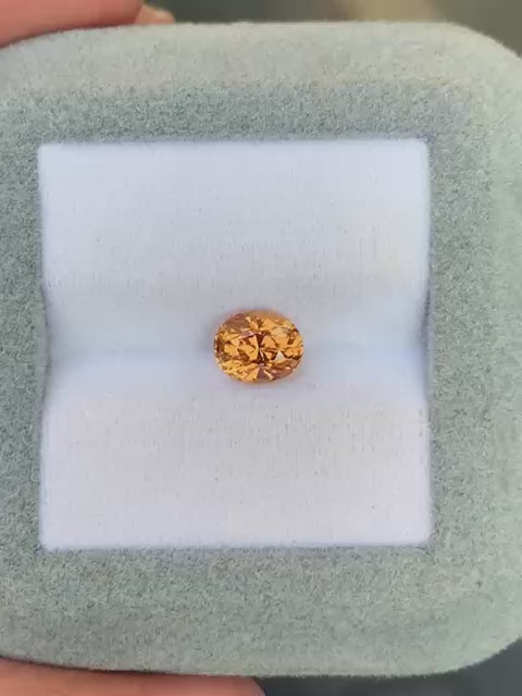 saphir-orange-ovale-1-51ct-video-3