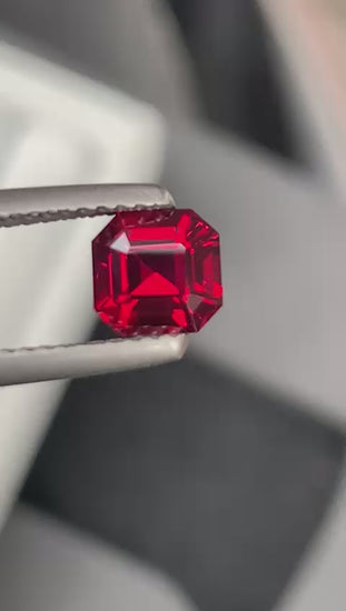 spinelle-rouge-émeraude-1-04ct-video-1