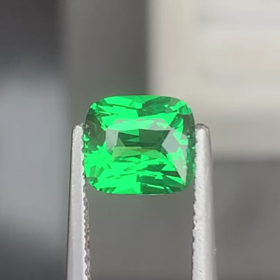 Tsavorite cushion 1,60ct video 1