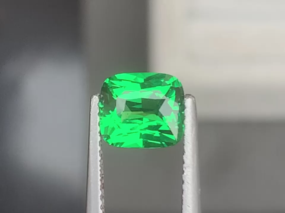 Tsavorite cushion 1,60ct video 1