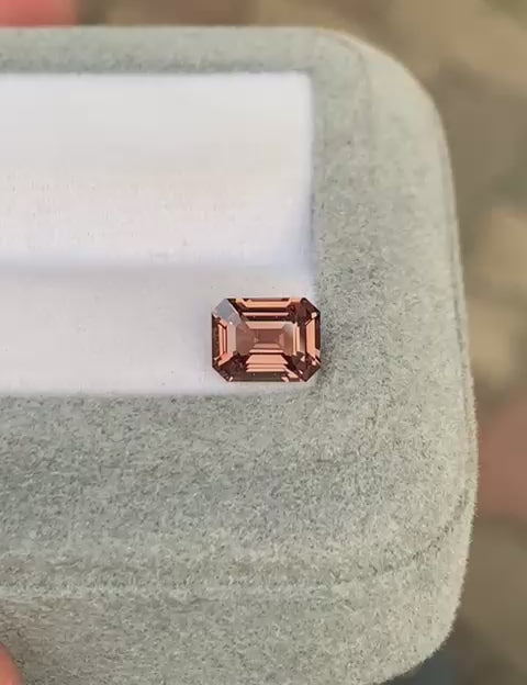 saphir-brun-émeraude-1-60ct-video-2