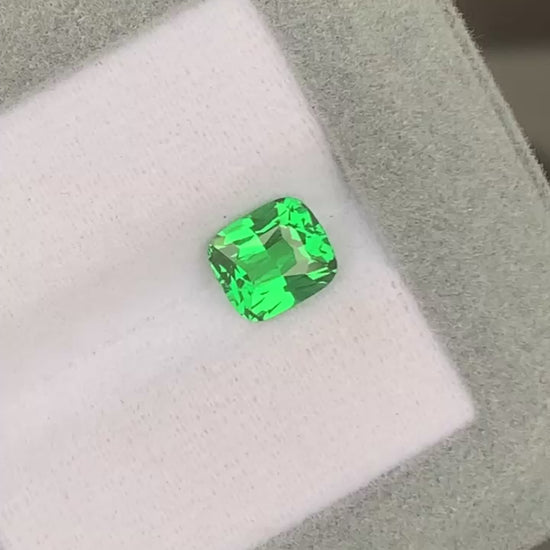 Tsavorite cushion 1,60ct video 2