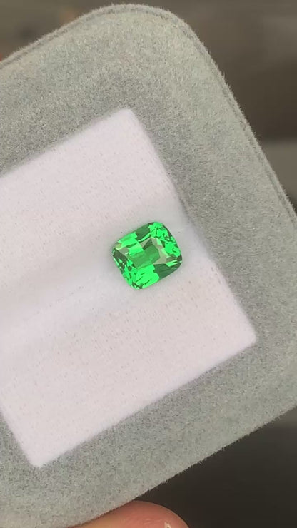 Tsavorite cushion 1,60ct video 2