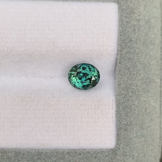 saphir-teal-ovale-1-65ct-video-2