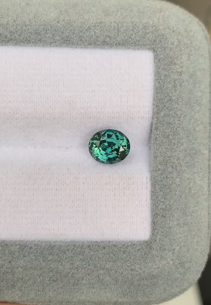 saphir-teal-ovale-1-65ct-video-2