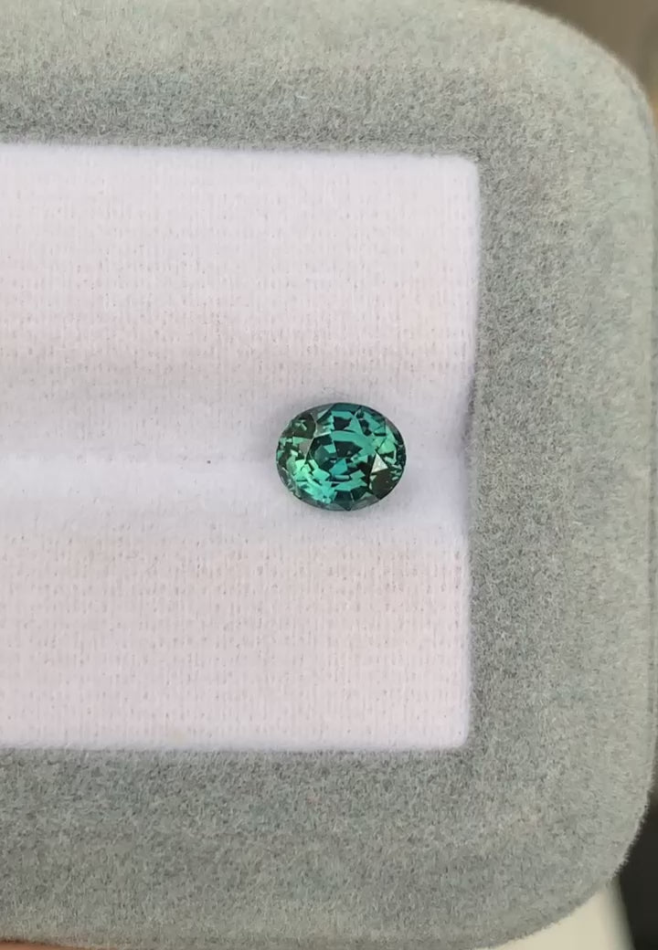 saphir-teal-ovale-1-65ct-video-2