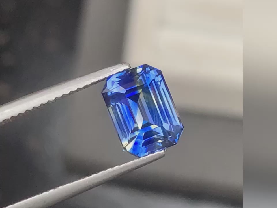 saphir-multicolore-émeraude-4-07ct-video-1