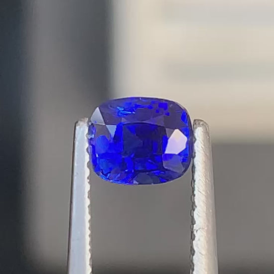 saphir-bleu-coussin-1-05ct-video-1