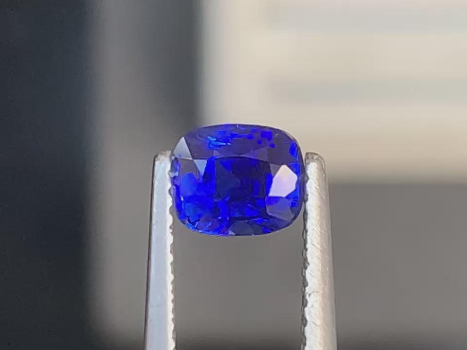 saphir-bleu-coussin-1-05ct-video-1