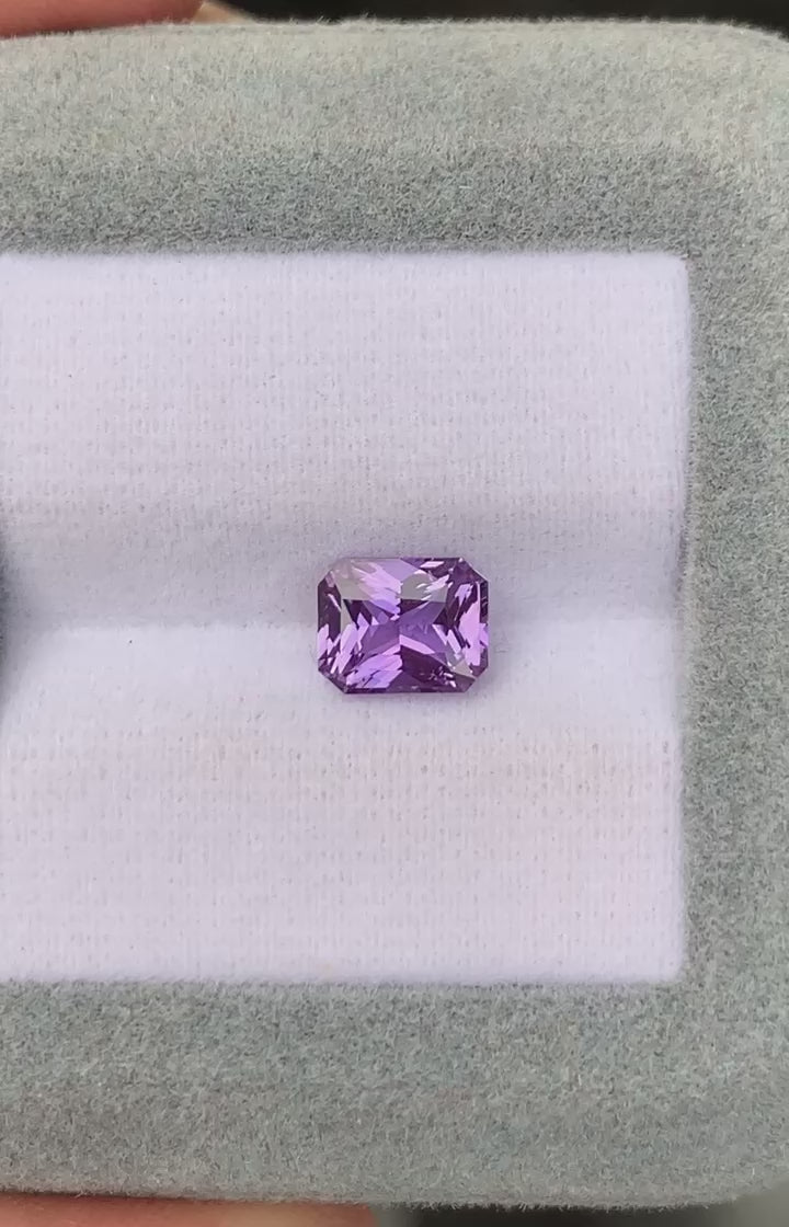 Violet Sapphire Radiant cut 1,6ct - video 2