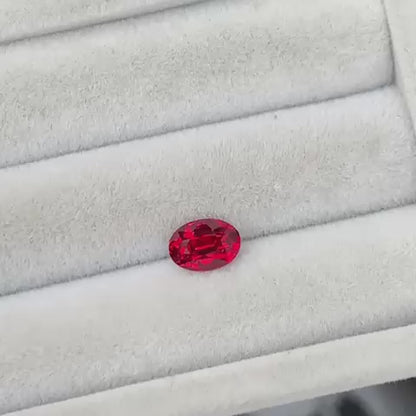 spinelle-rouge-ovale-1-58ct-video-3