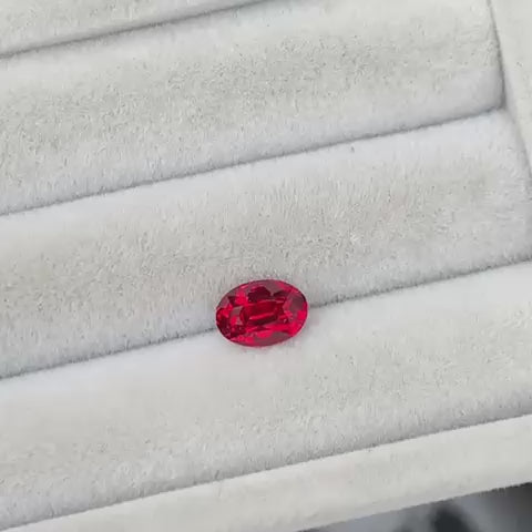 spinelle-rouge-ovale-1-58ct-video-3