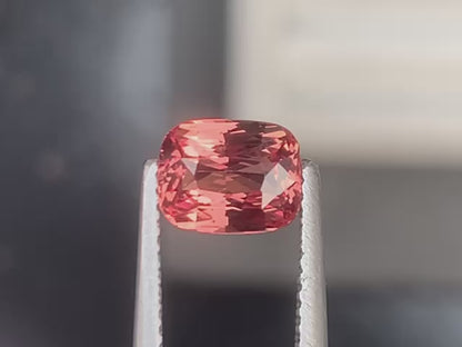 saphir-padparadscha-coussin-1-58ct-video-1