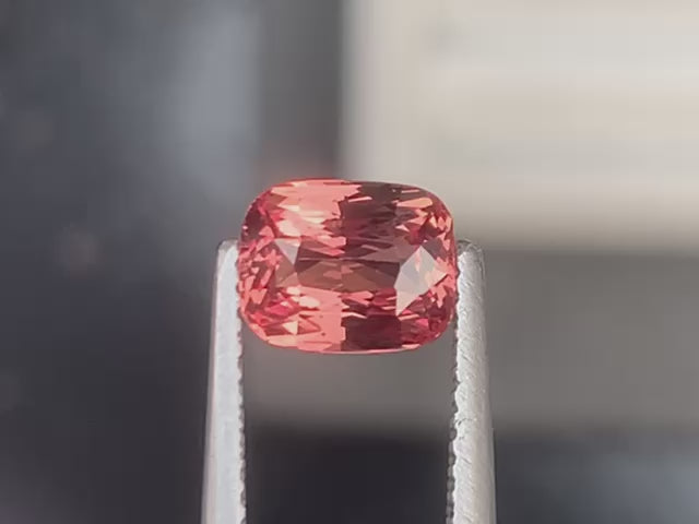 saphir-padparadscha-coussin-1-58ct-video-1