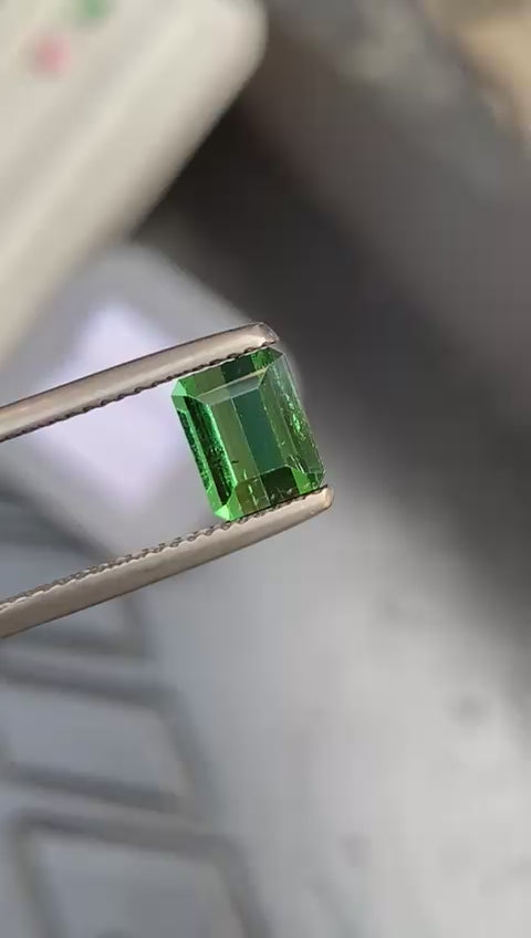 tourmaline-verte-de-octogonale -1-98-ct-video-1