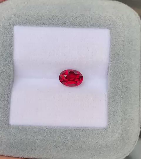 spinelle-rouge-ovale-1-58ct-video-2