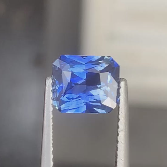 Blue sapphire radiant cut 2,06ct video 1