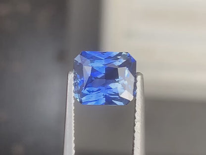 Blue sapphire radiant cut 2,06ct video 1