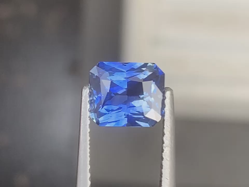 Blue sapphire radiant cut 2,06ct video 1
