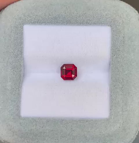 spinelle-rouge-émeraude-1-04ct-video-2