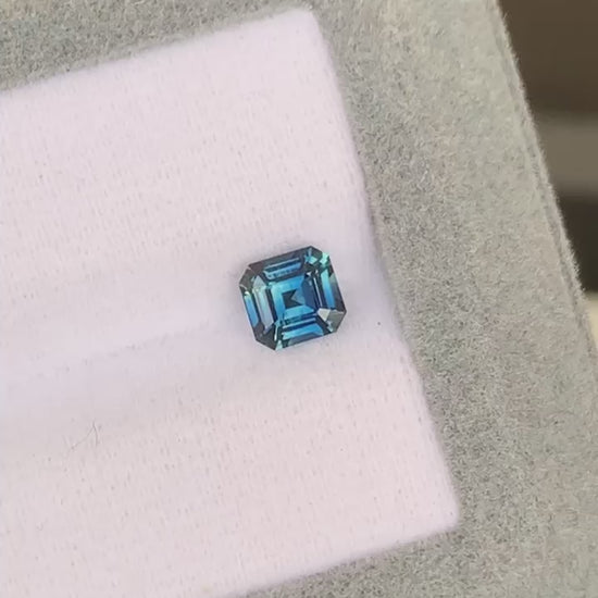 saphir-bleu-vert-émeraude carrée-1-06ct video2