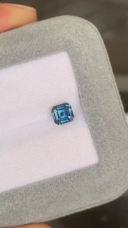 saphir-bleu-vert-émeraude carrée-1-06ct video2