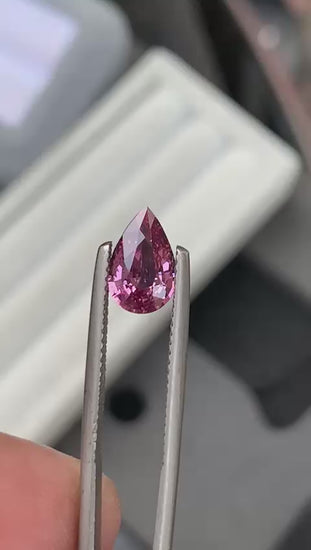 saphir-padparadscha-poire-1-52ct-video-1