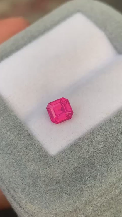 spinelle-rose-émeraude-0-68-ct-video-2