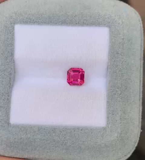 spinelle-rose-émeraude-1-02ct-video-2