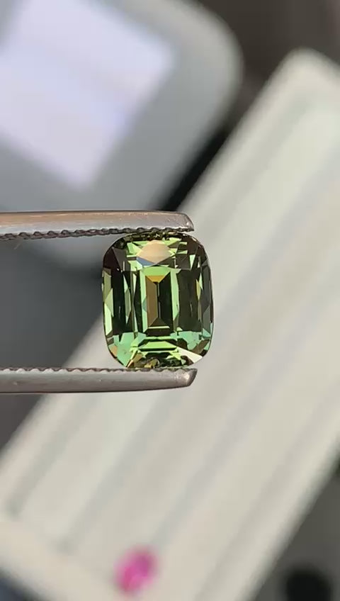 saphir-vert-coussin-allongé-3-25ct-video-1