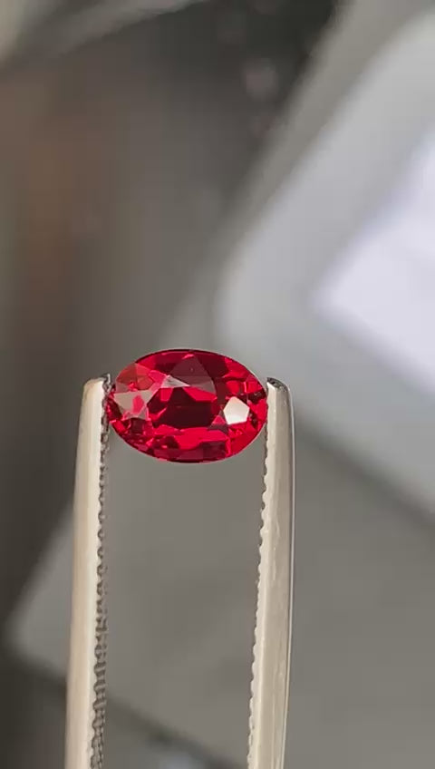 spinelle-rouge-ovale-1-58ct-video-1