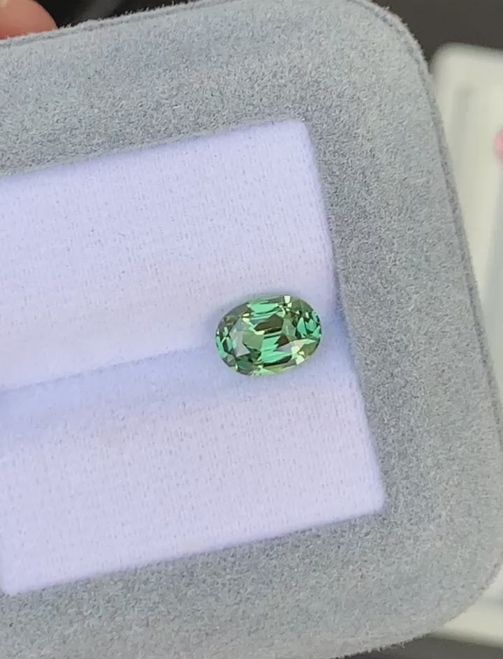 saphir-vert-ovale-2-02ct-video-2
