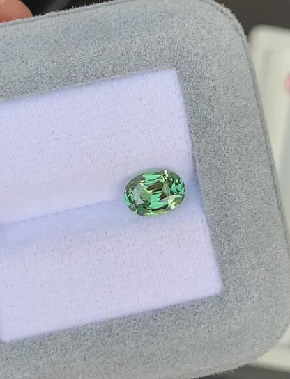 saphir-vert-ovale-2-02ct-video-2