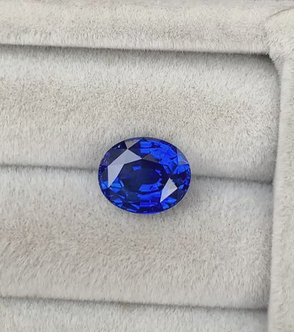 Vivid Blue Sapphire oval cut 3.30ct