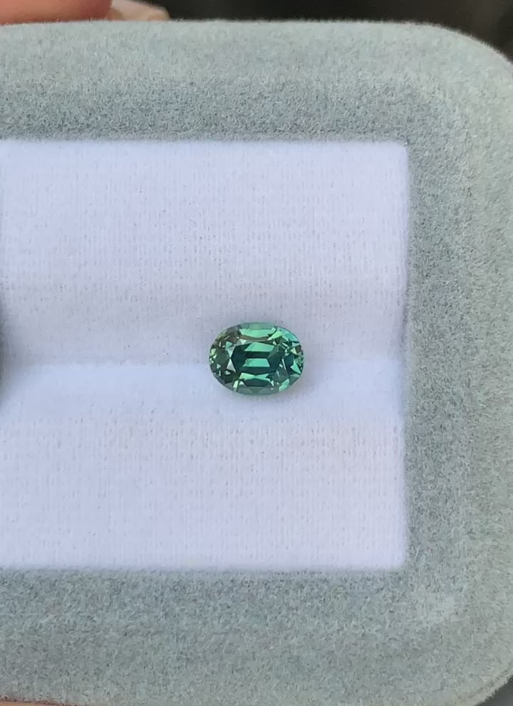 saphir-teal-ovale-1-62ct-video-1