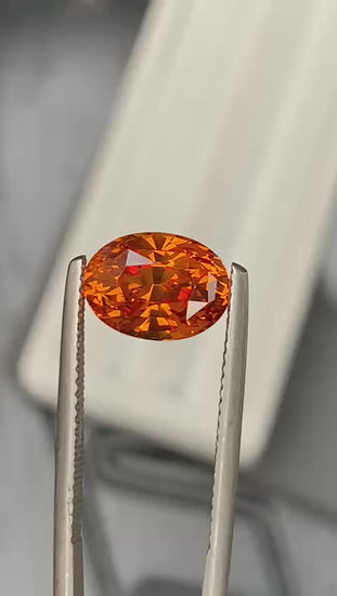 saphir-orange-ovale-4-02ct-video-1