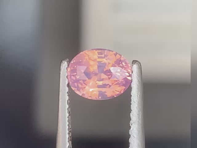 saphir-rose-ovale-1-10-ct-video-1