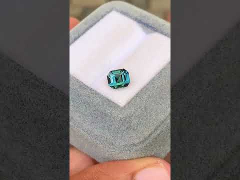 蓝绿色蓝宝石• 1.58克拉