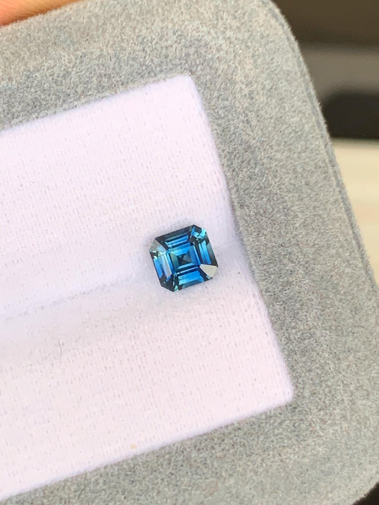 saphir-bleu-vert-émeraude carrée-1-04ct
