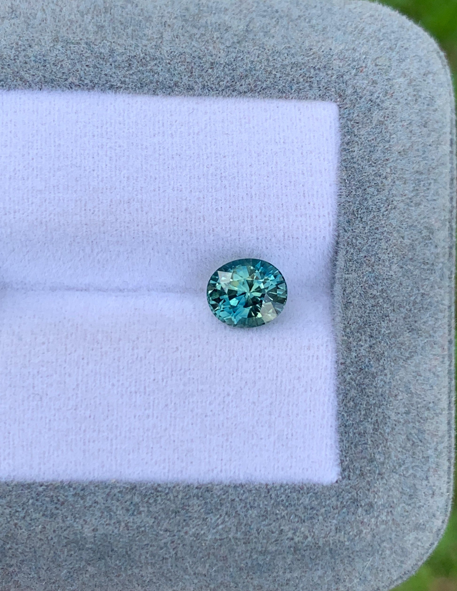 saphir-bleu-vert- ovale-1-55ct photo