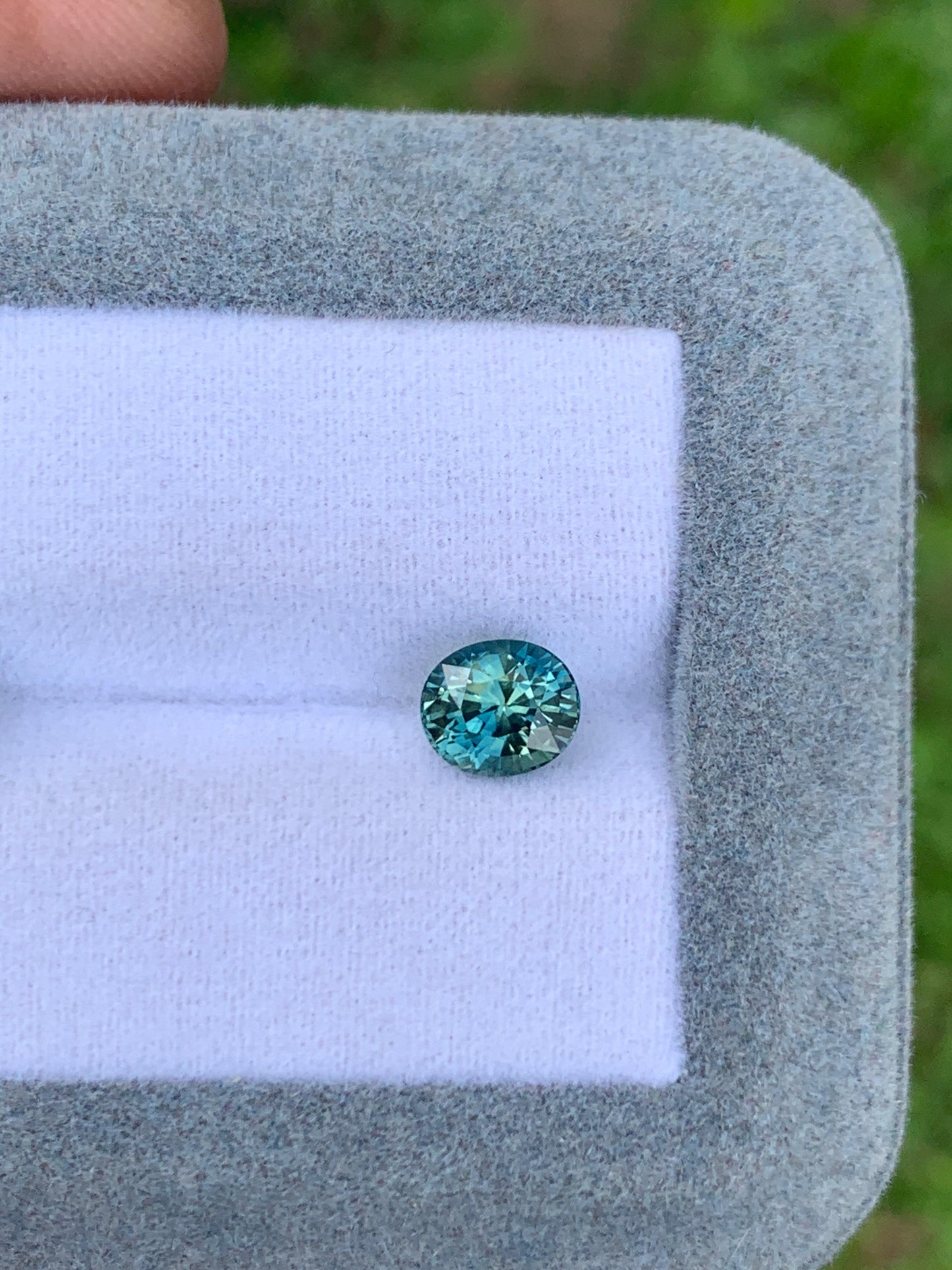 saphir-bleu-vert- ovale-1-55ct photo2