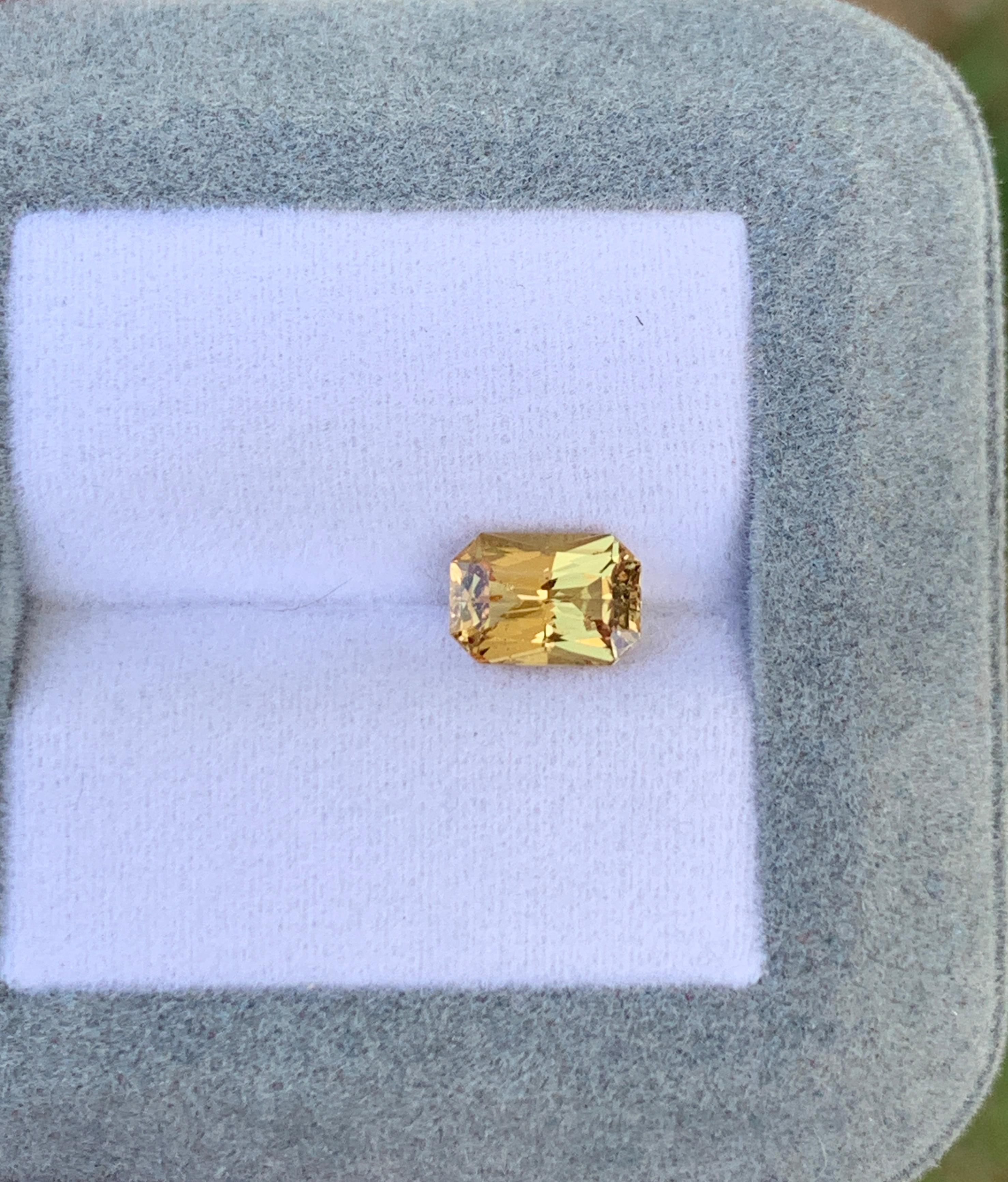 Saphir - Saphir jaune traité (BE) de Madagascar - Carré 0.38 Carat - 3 Saphir - Saphir jaune traité (BE) de Madagascar - Carré 0.38 Carat - 3