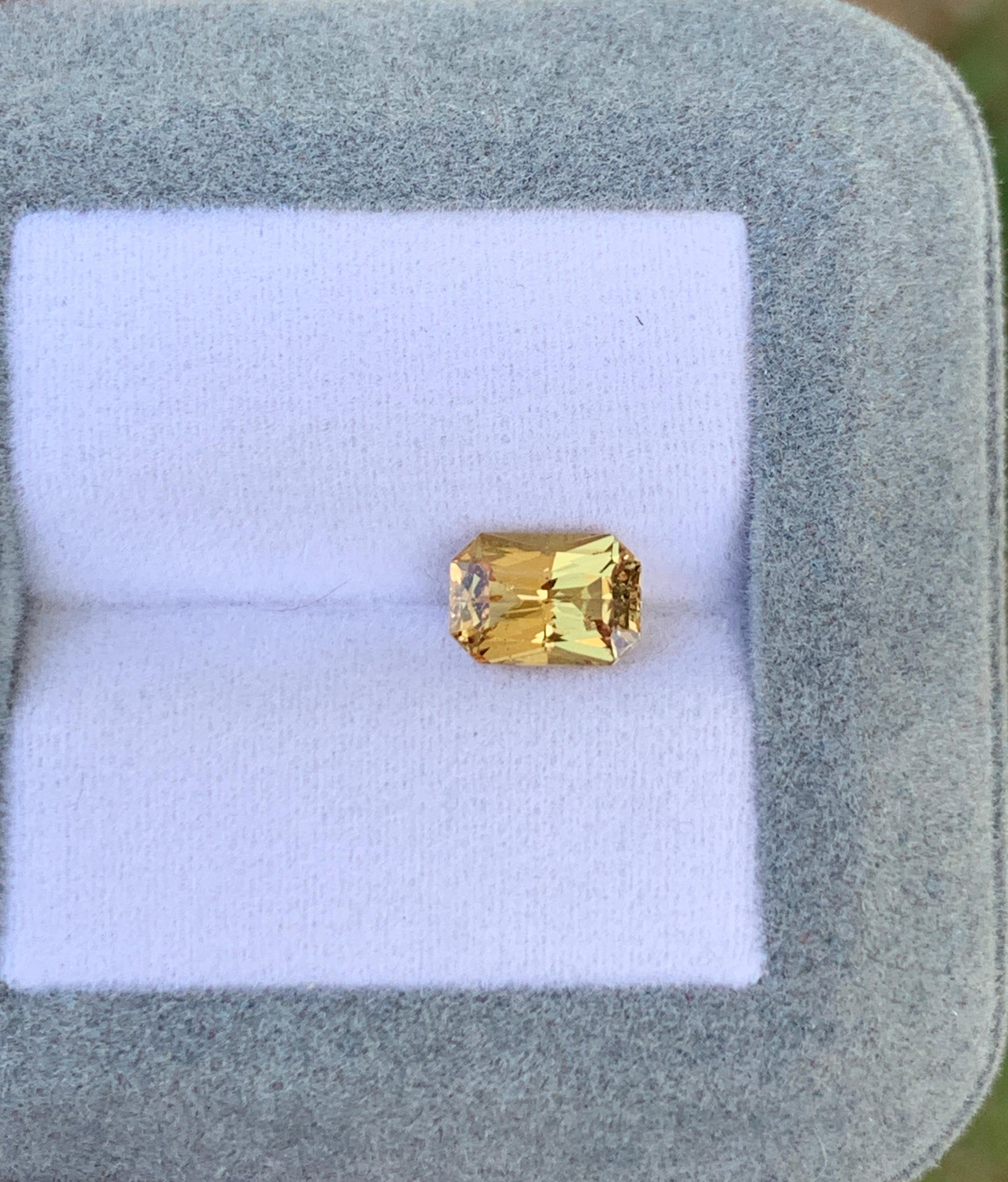 saphir-jaune-radiant-1,72ct
