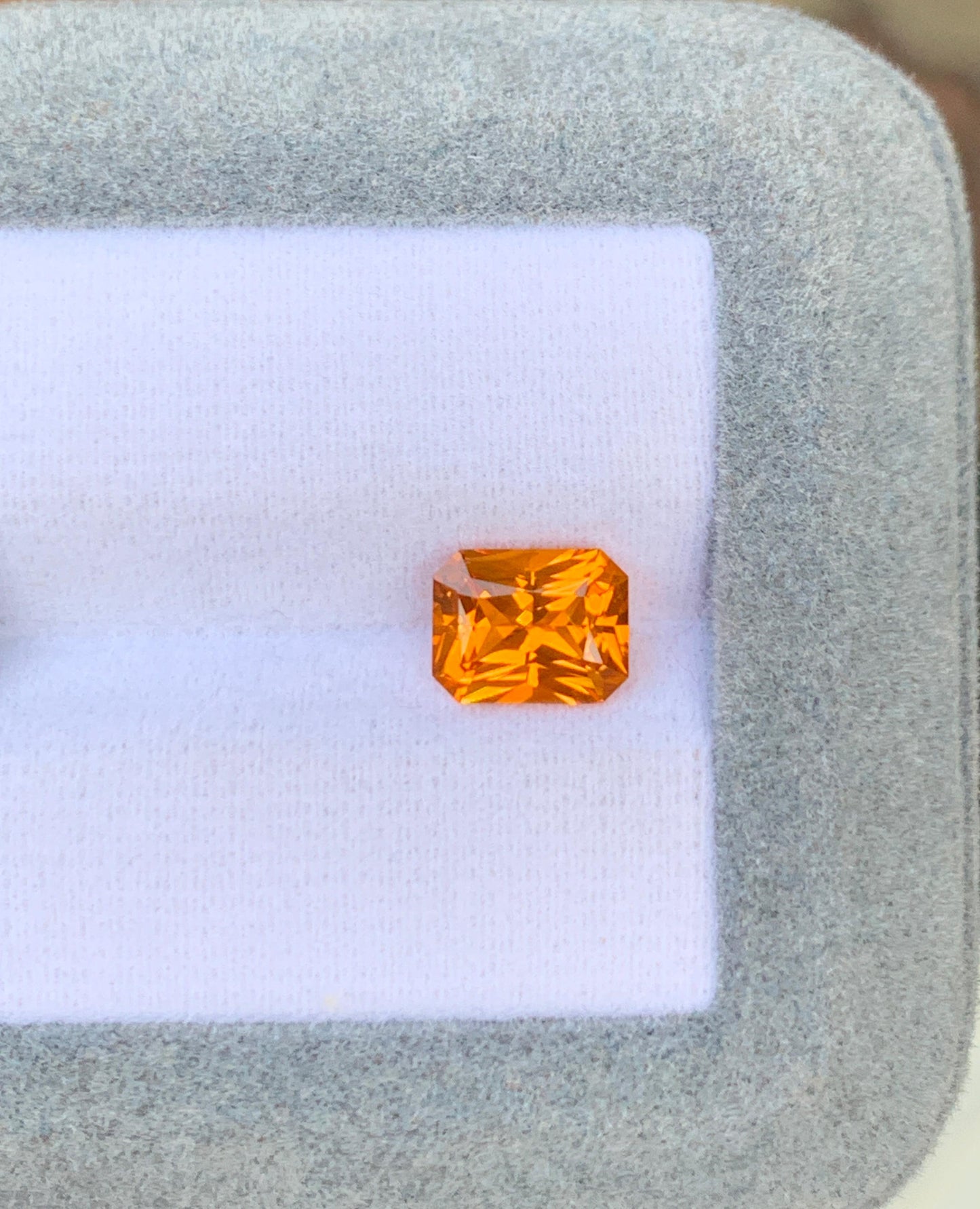 saphir-orange-radiant-2-10ct-photo-1