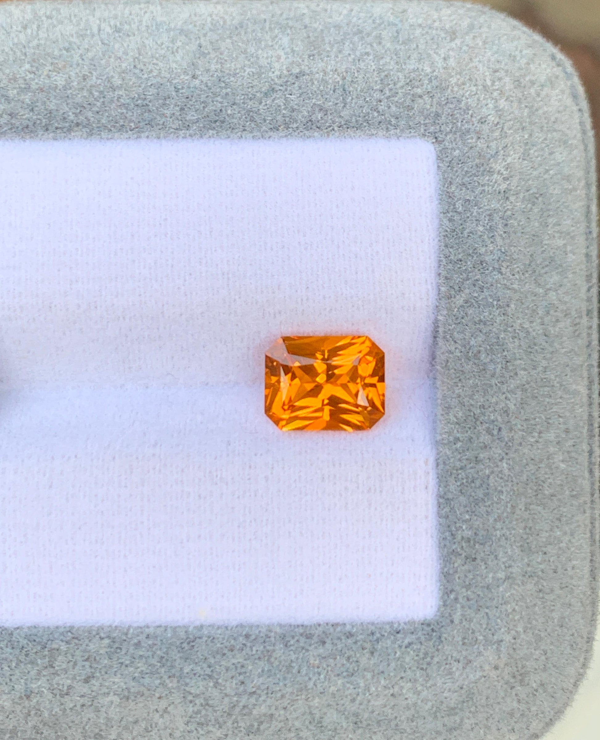 saphir-orange-radiant-2-10ct-photo-1