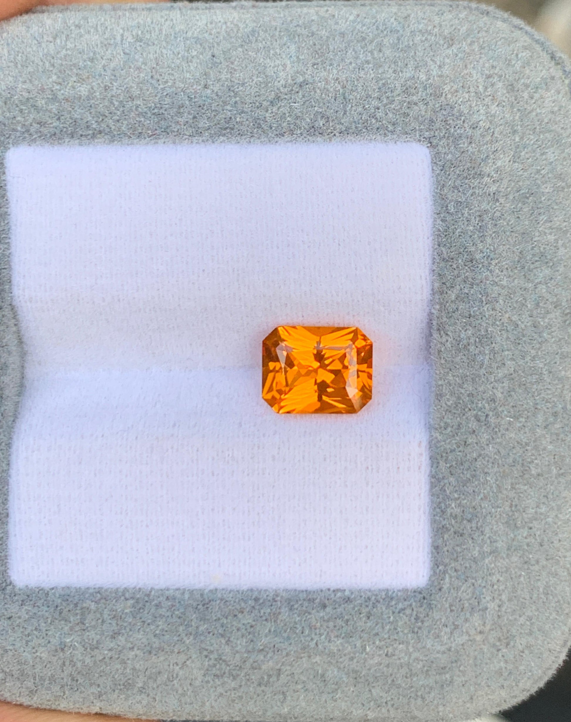 saphir-orange-radiant-2-10ct-photo-2