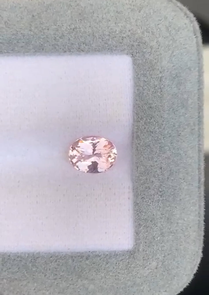 Saphir Rose • 1,53ct • taille ovale • vue principale de face • pierre précieuse naturelle • non chauffée | Bonnot Paris