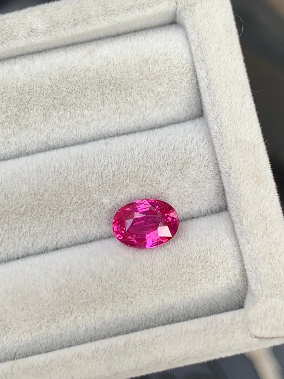 Saphir Rose • 2,02ct • originaire de Mozambique • taille ovale • Eye Clean certifiée • vue principale de face | Bonnot Paris
