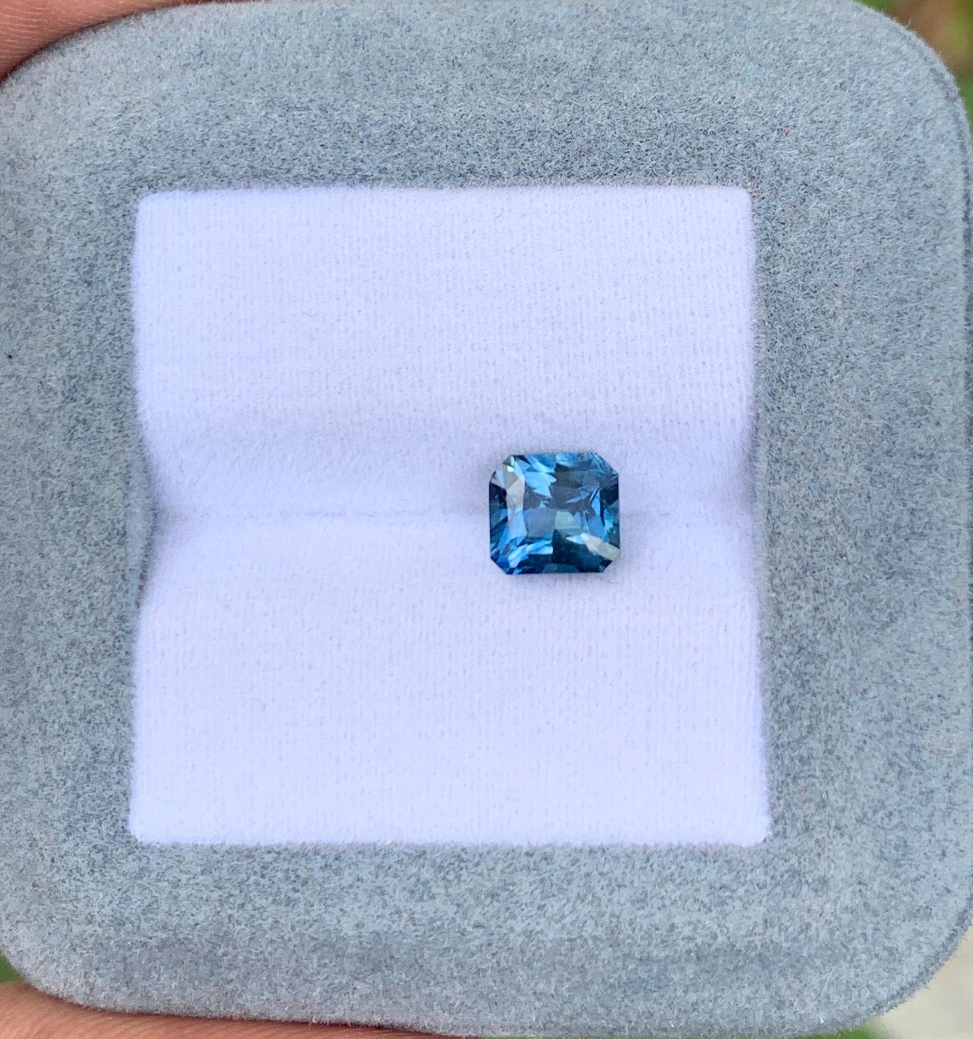蓝宝石 蓝绿色 1,55ct, 产自 马达加斯加, 品质 肉眼无瑕, vue principale | Bonnot Paris