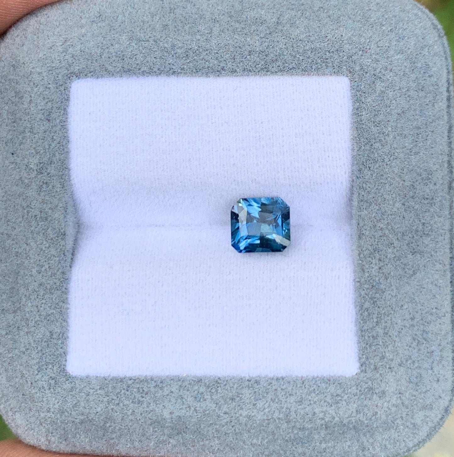 蓝宝石 蓝绿色 1,55ct, 产自 马达加斯加, 品质 肉眼无瑕, vue détail | Bonnot Paris — Bonnot Paris